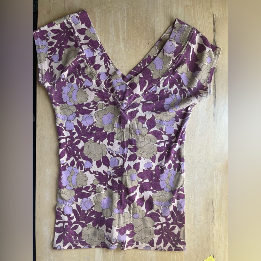 Vintage GAP V-Neck T-Shirt, size xs. From the late 90s.